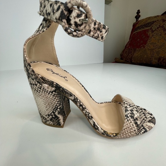 Qupid Stone Snake Ankle Strap Block Heels Sz 7 - Picture 4 of 17